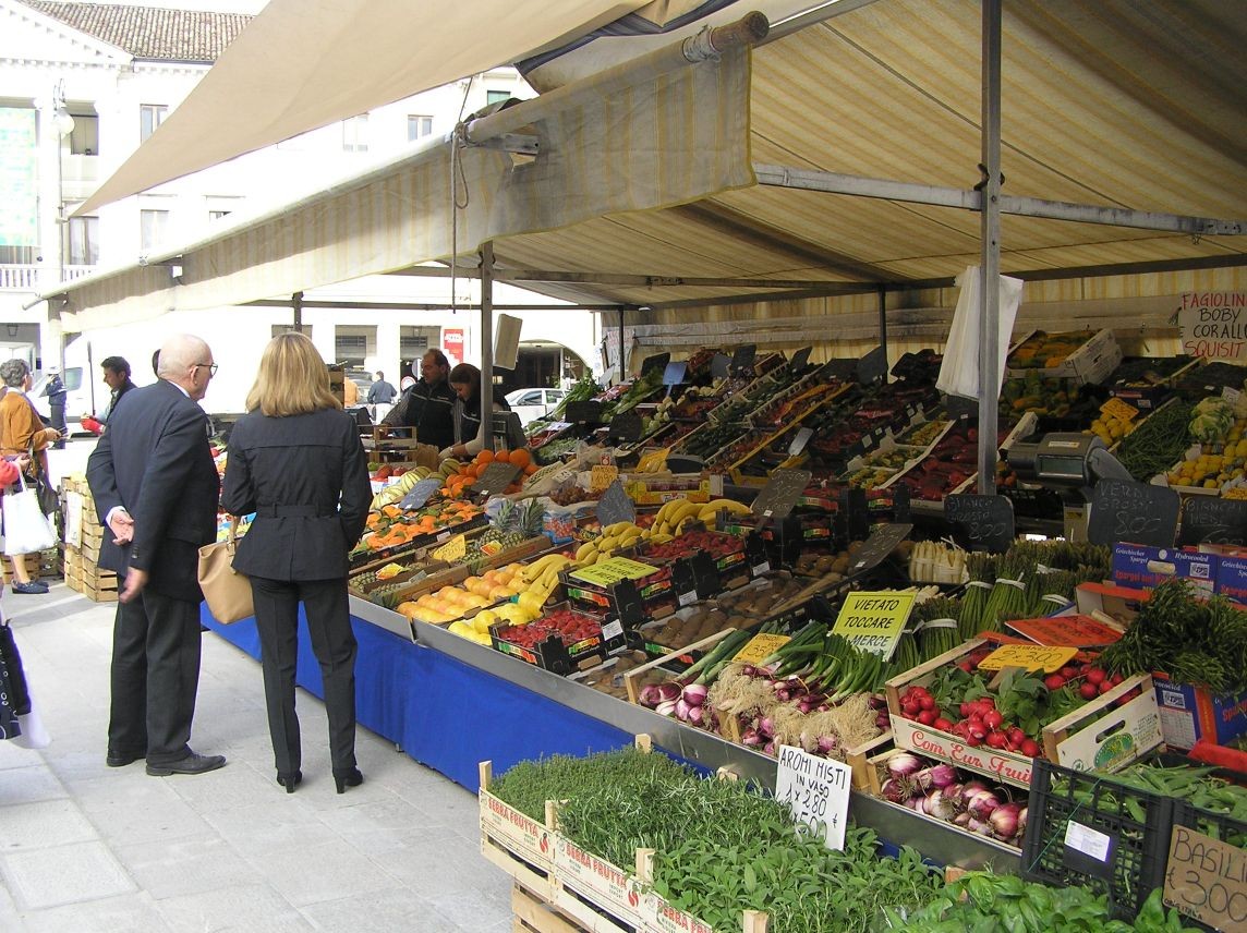 Mercato in centro potrebbe aiutare i negozianti?