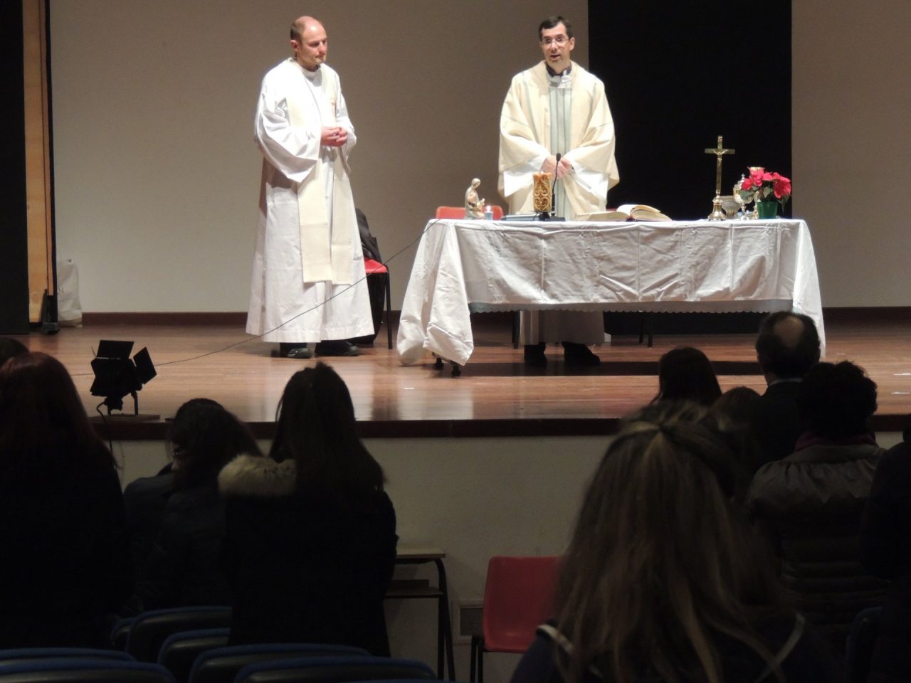 Messa di Natale all’Omni, don Davide: “Anche i pastori erano pochi”