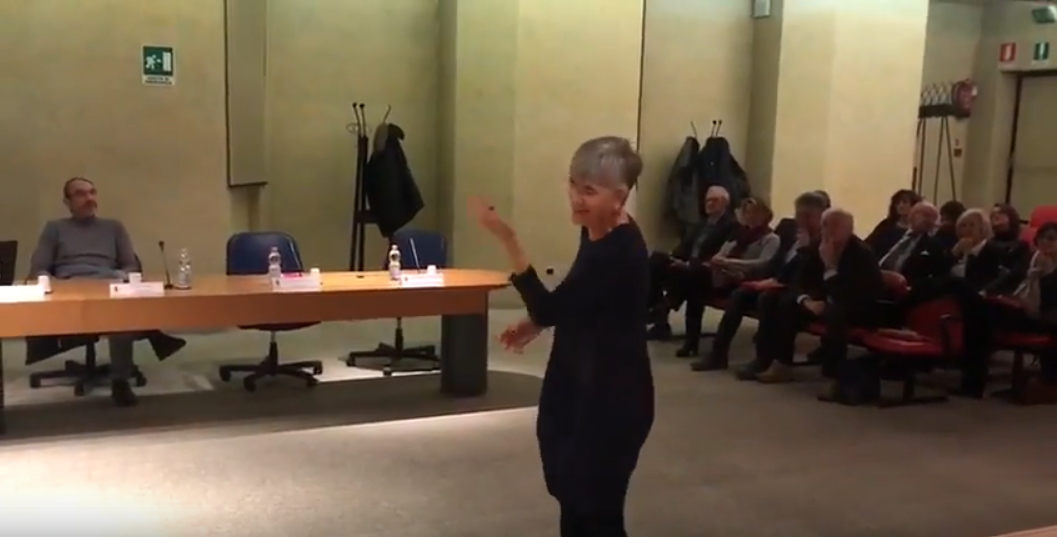 In Aula a Carate irrompe la Mirandolina