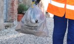 Comune consegna i sacchi della spazzatura