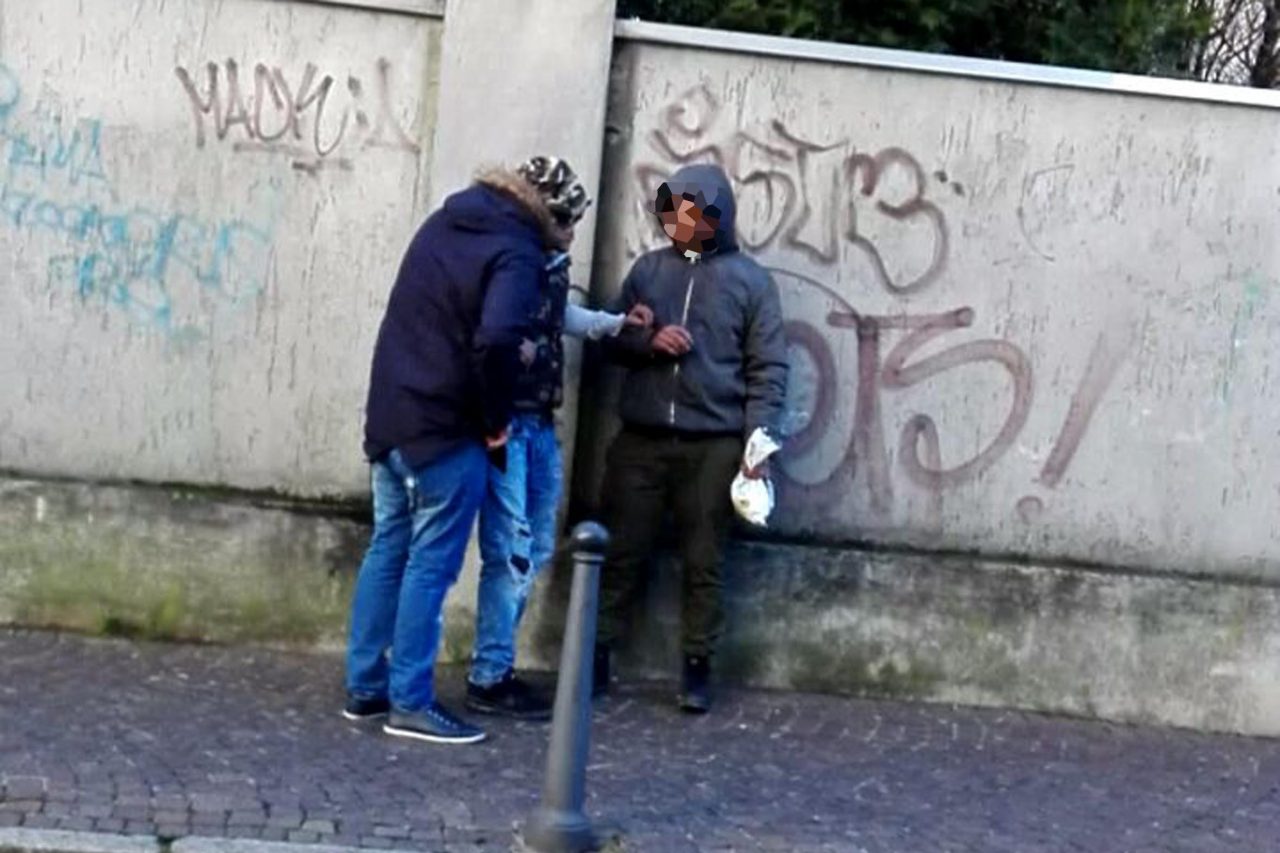 Ubriachi molesti urinano in centro Monza