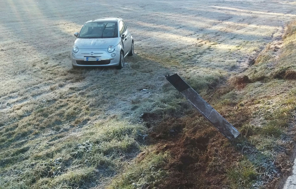 Auto ribaltata a bordo strada, 24enne in ospedale