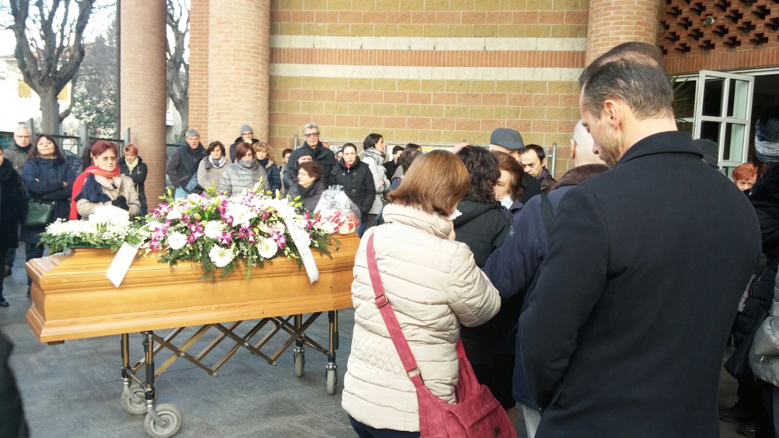 Desio, funerali della 75enne Barbara Argento, morta in un incidente a Lenna
