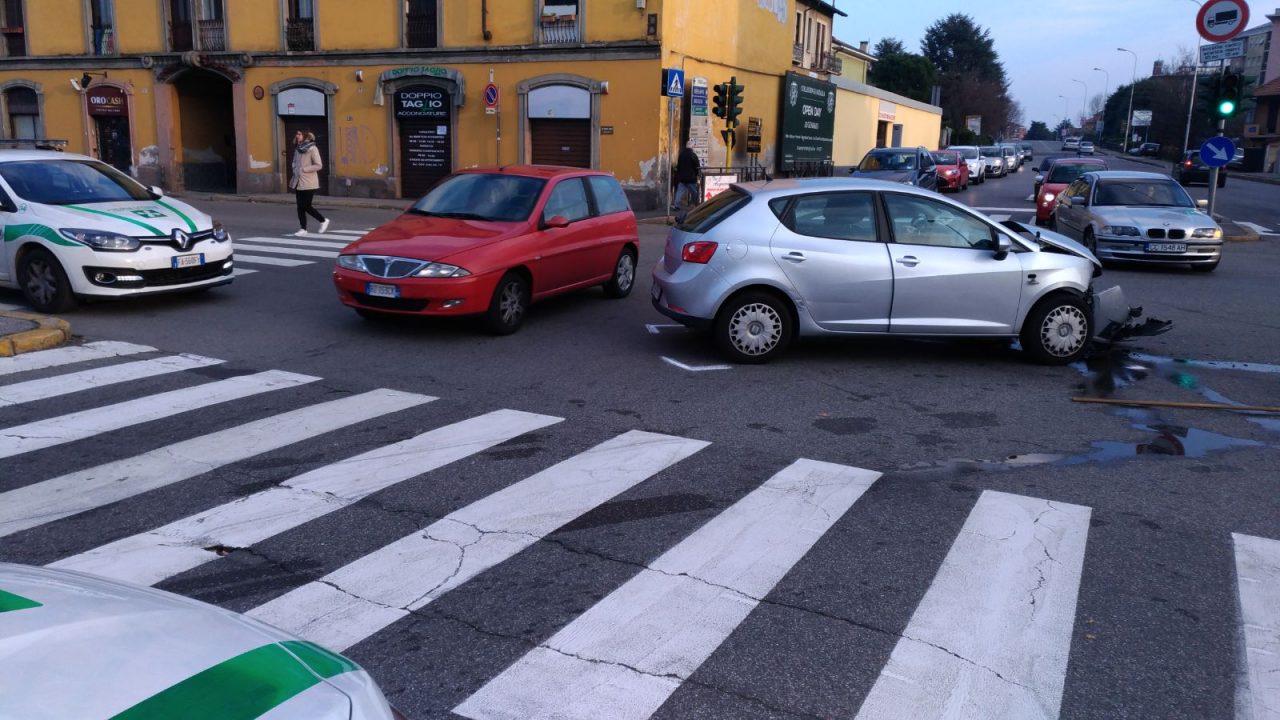 Incidente in via Borgazzi a Monza, ferito un automobilista FOTO