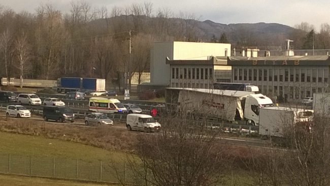 Camion perde il carico in Valassina traffico rallentato