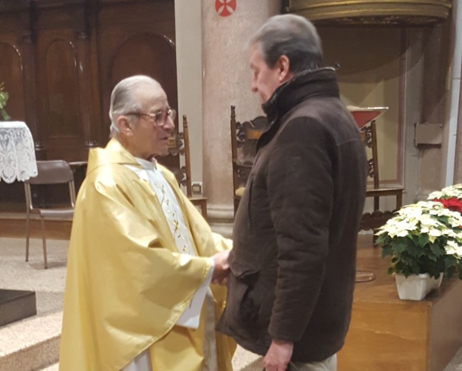 Lesmo saluta don Innocente Rigamonti