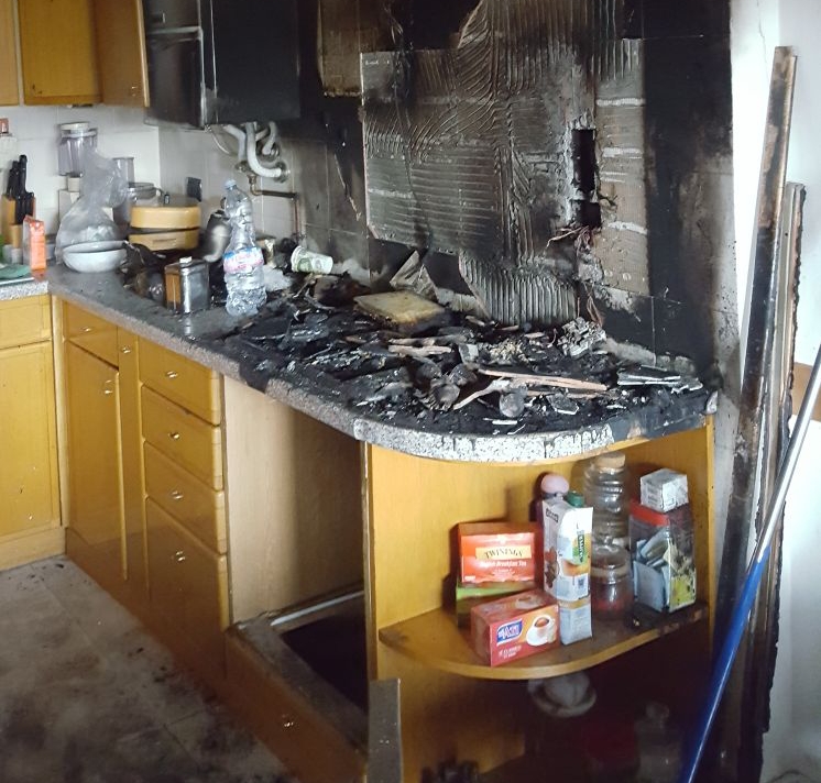 Pompiere eroe salva anziana e badante dalle fiamme