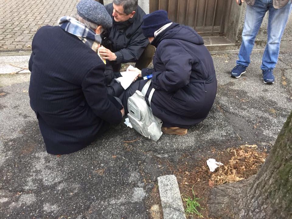 Marciapiede rotto, anziana cade e si ferisce