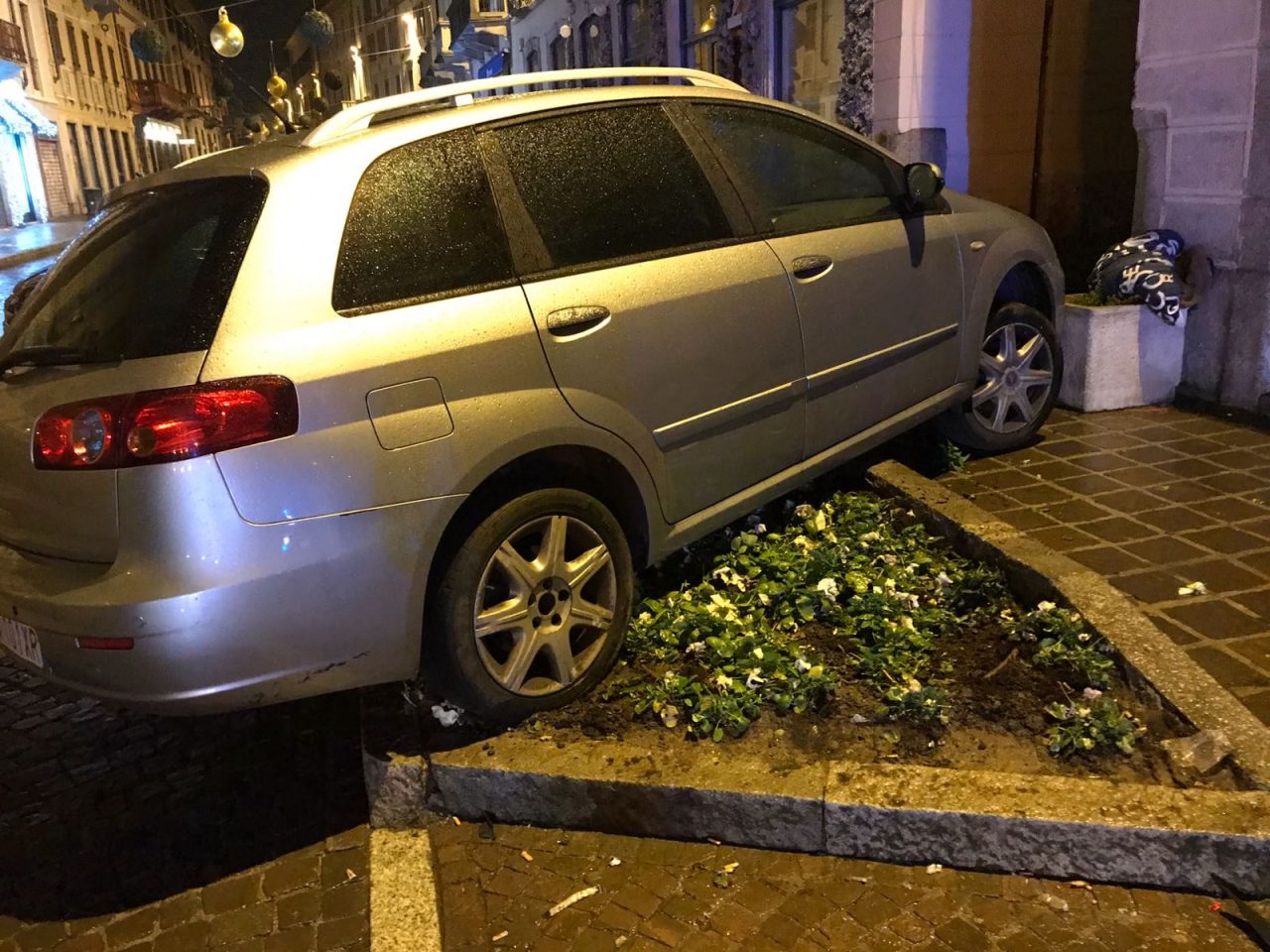 Giovane alla guida sbanda e centra auto in sosta
