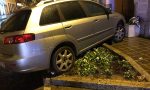 Giovane alla guida sbanda e centra auto in sosta