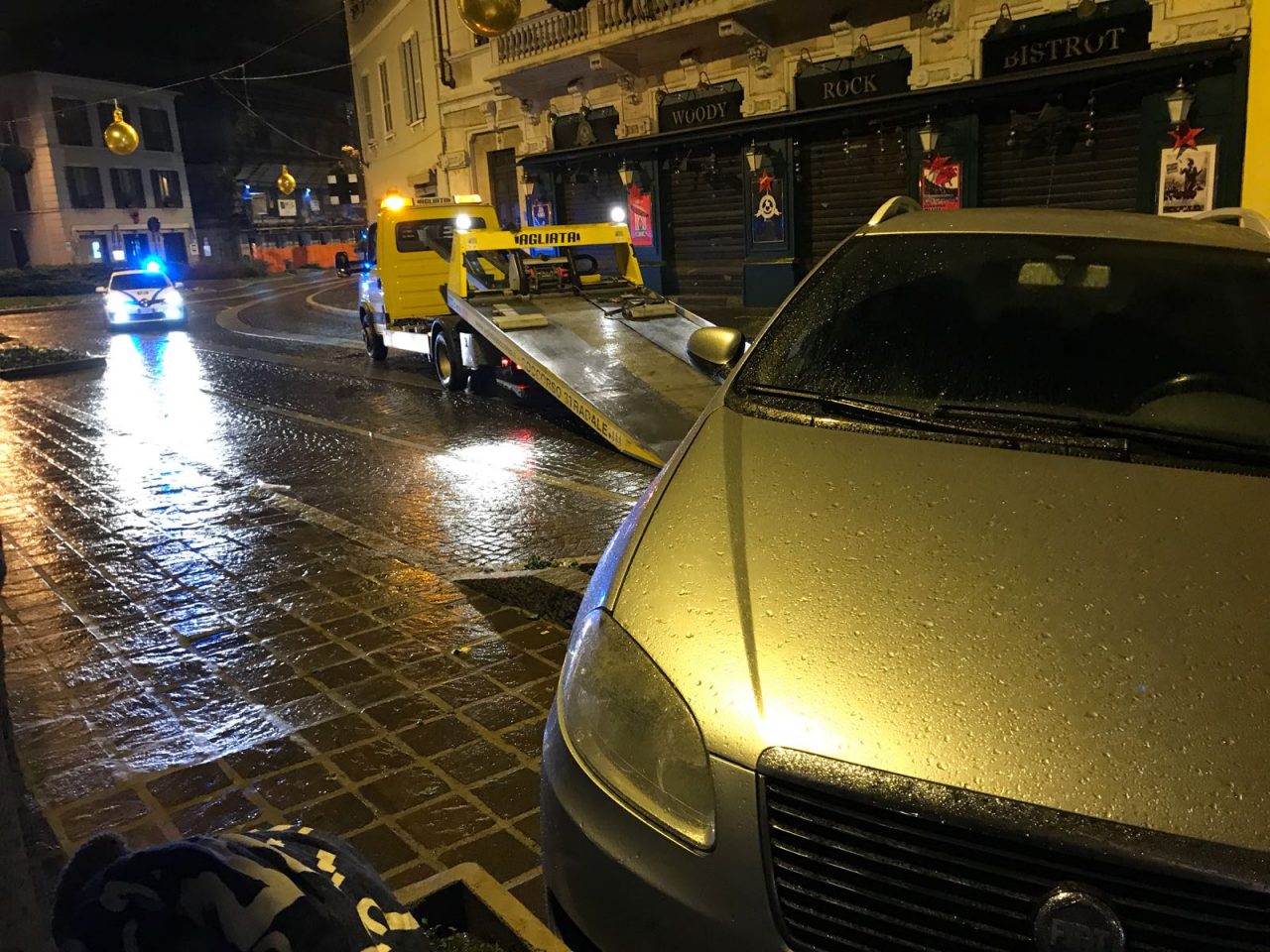 Giovane alla guida sbanda e centra auto in sosta