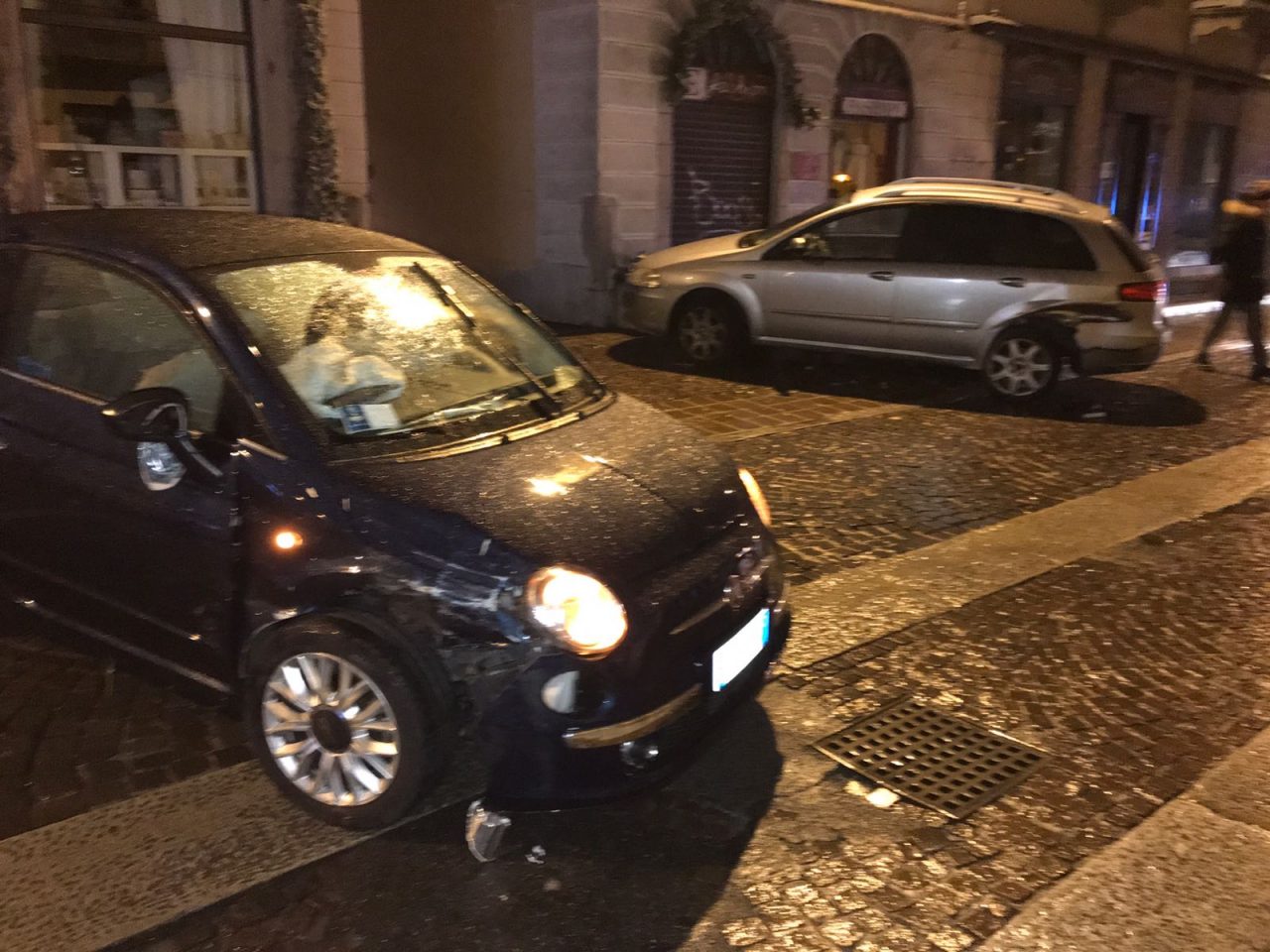 Giovane alla guida sbanda e centra auto in sosta