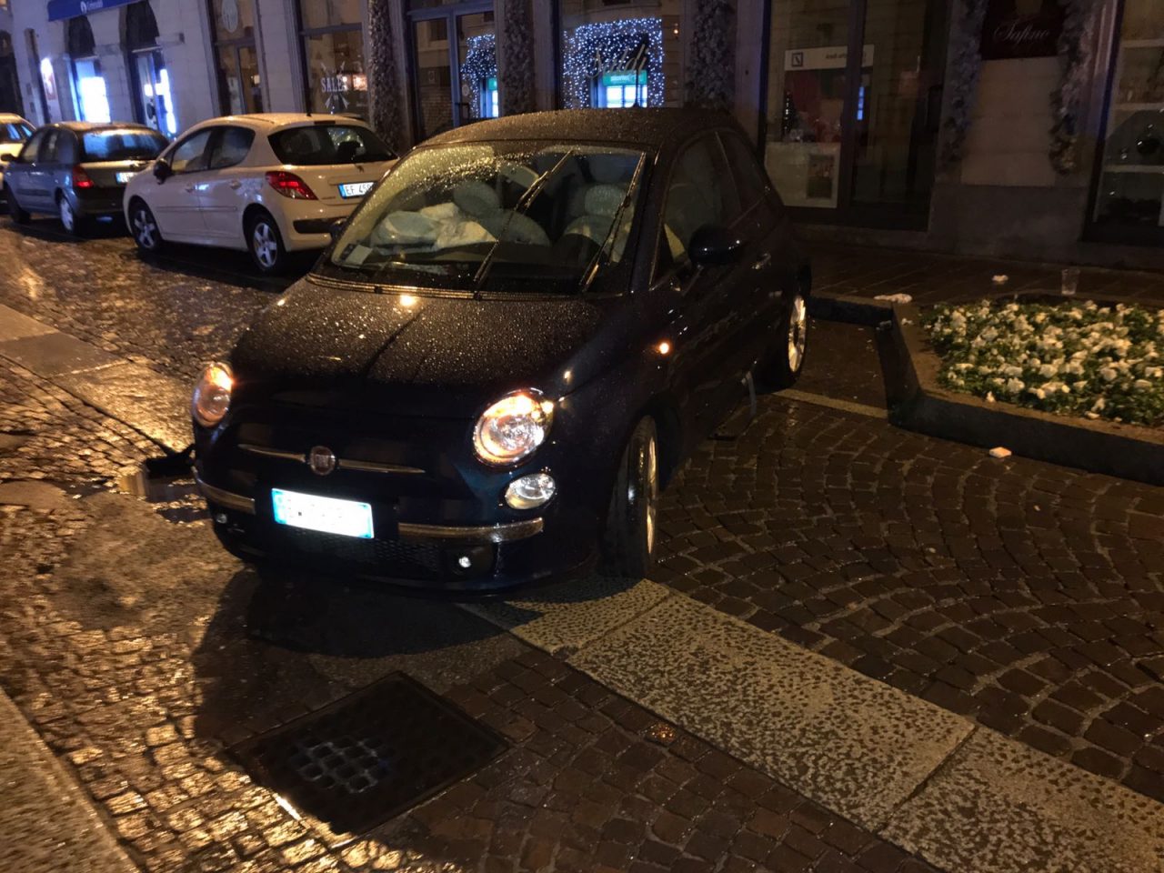 Giovane alla guida sbanda e centra auto in sosta