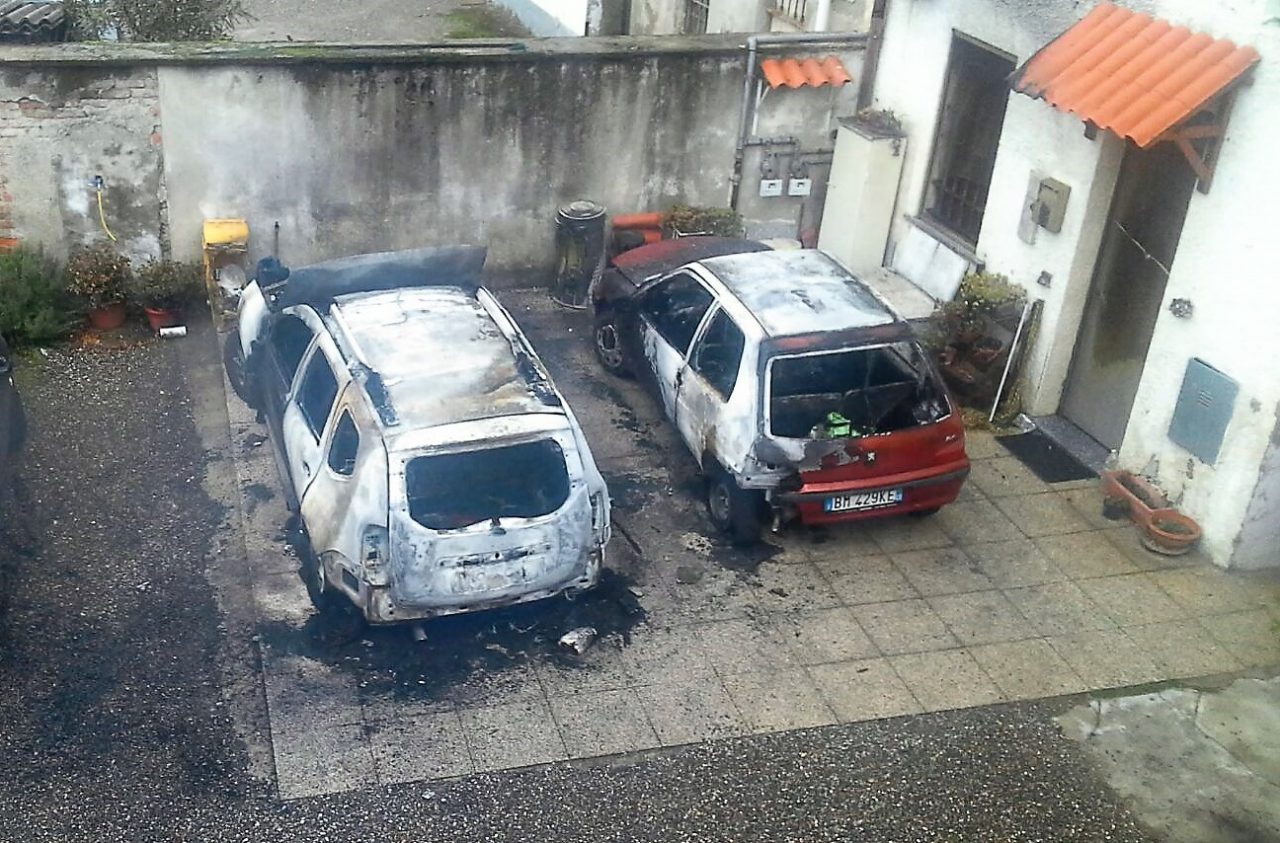 Tre auto vanno a fuoco nella notte di Capodanno