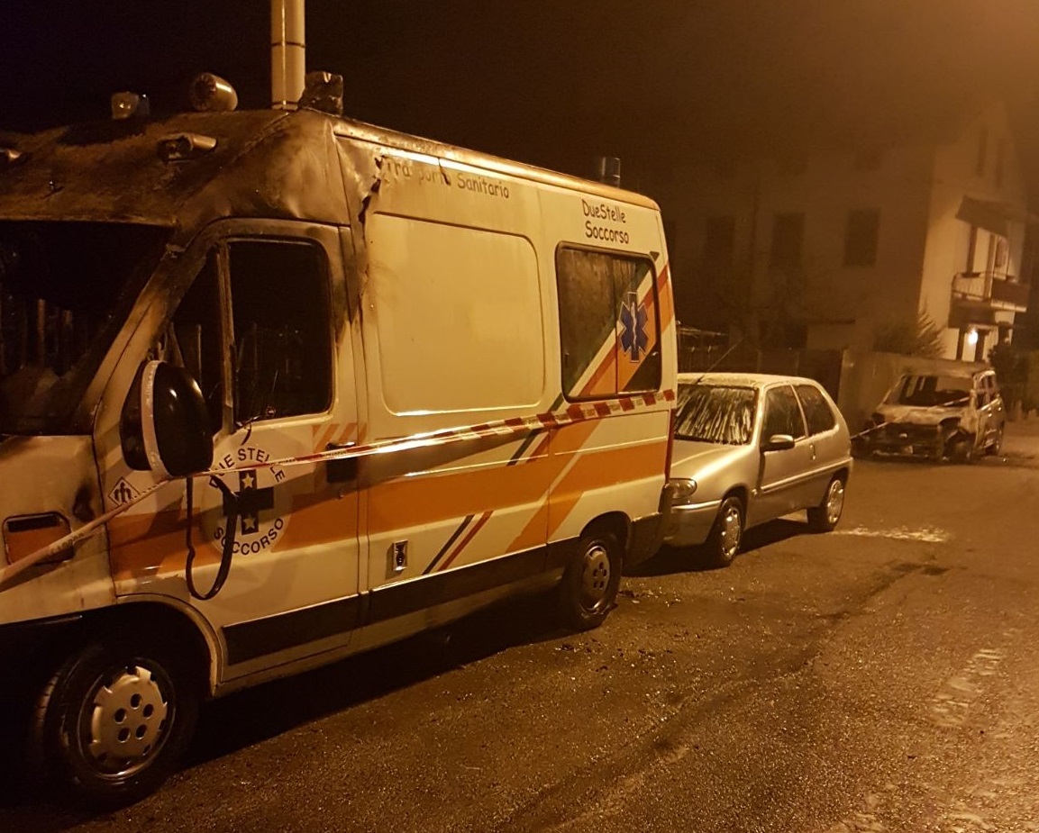 Incendio doloso, date alle fiamme auto e ambulanza