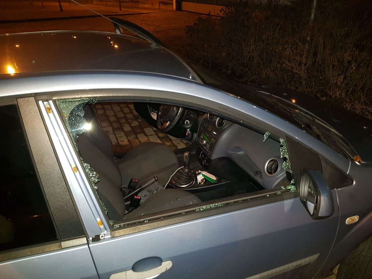 Lite al volante, due ex pugili prendono a pugni mamma e figlio