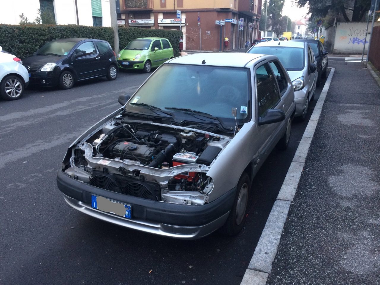 Macchina cannibalizzata in via Schiaparelli  FOTO