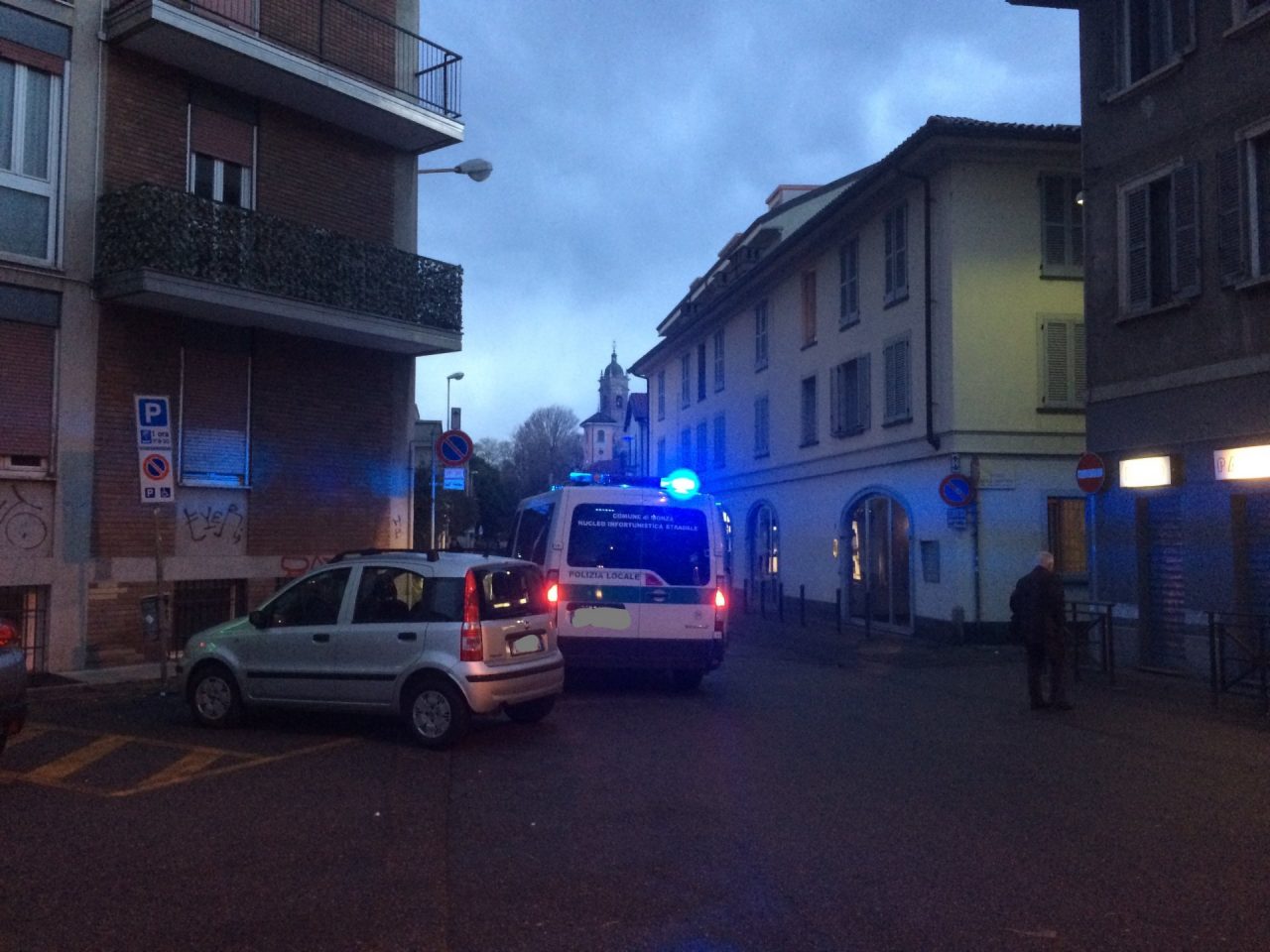 Incidente: donna insegue l’auto che l’ha tamponata LE FOTO