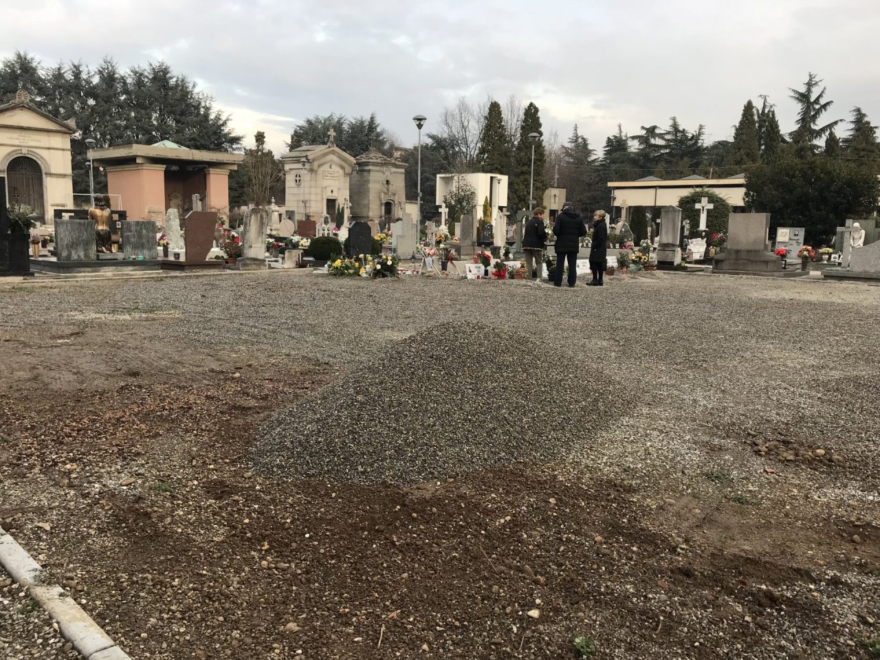 Tombe nel fango, arriva la ghiaia