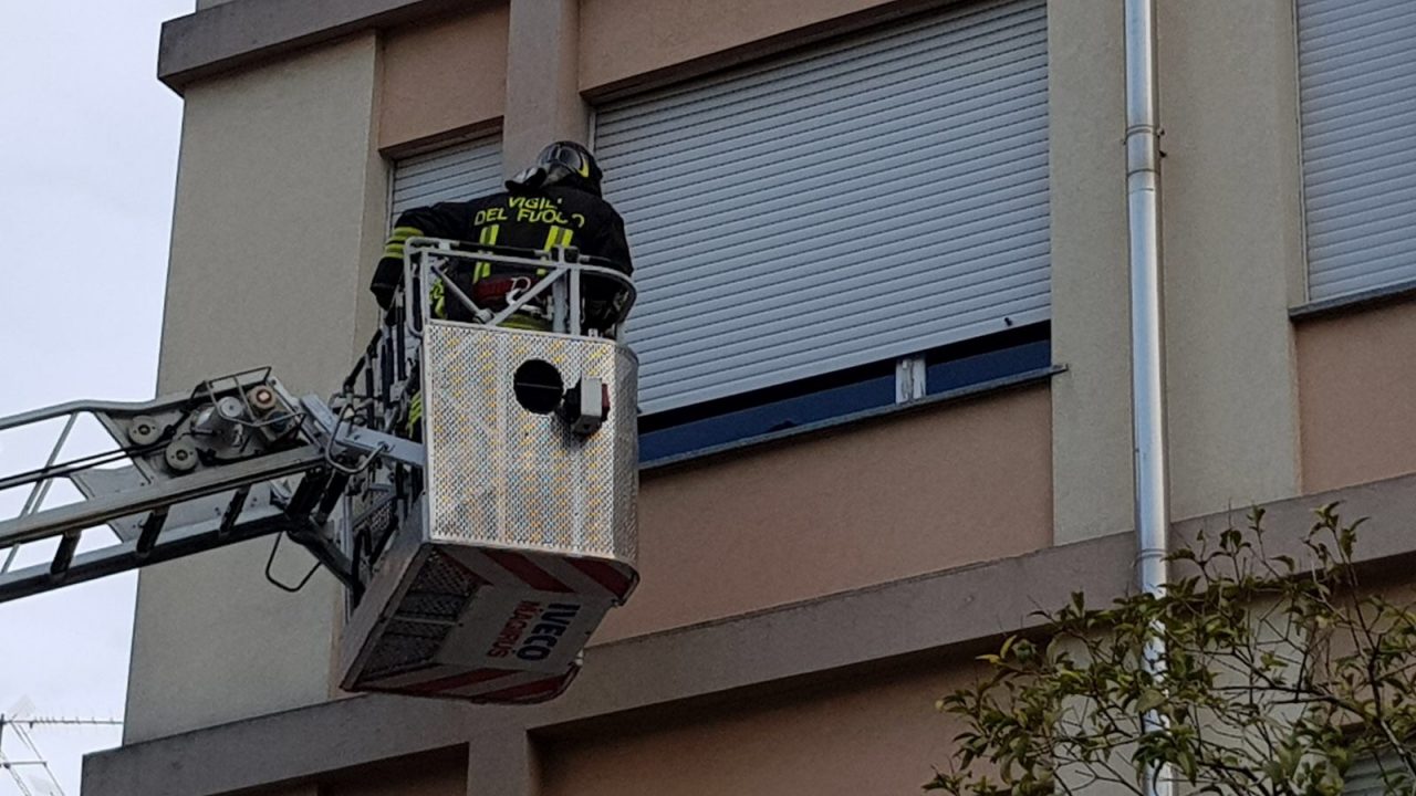 Anziano non  risponde, Vigili del fuoco a Villasanta VIDEO E GALLERY