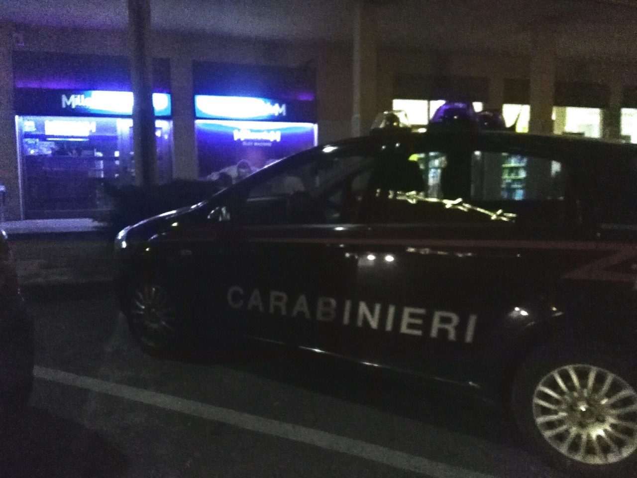 Rapina al centro scommesse: avevano una pistola