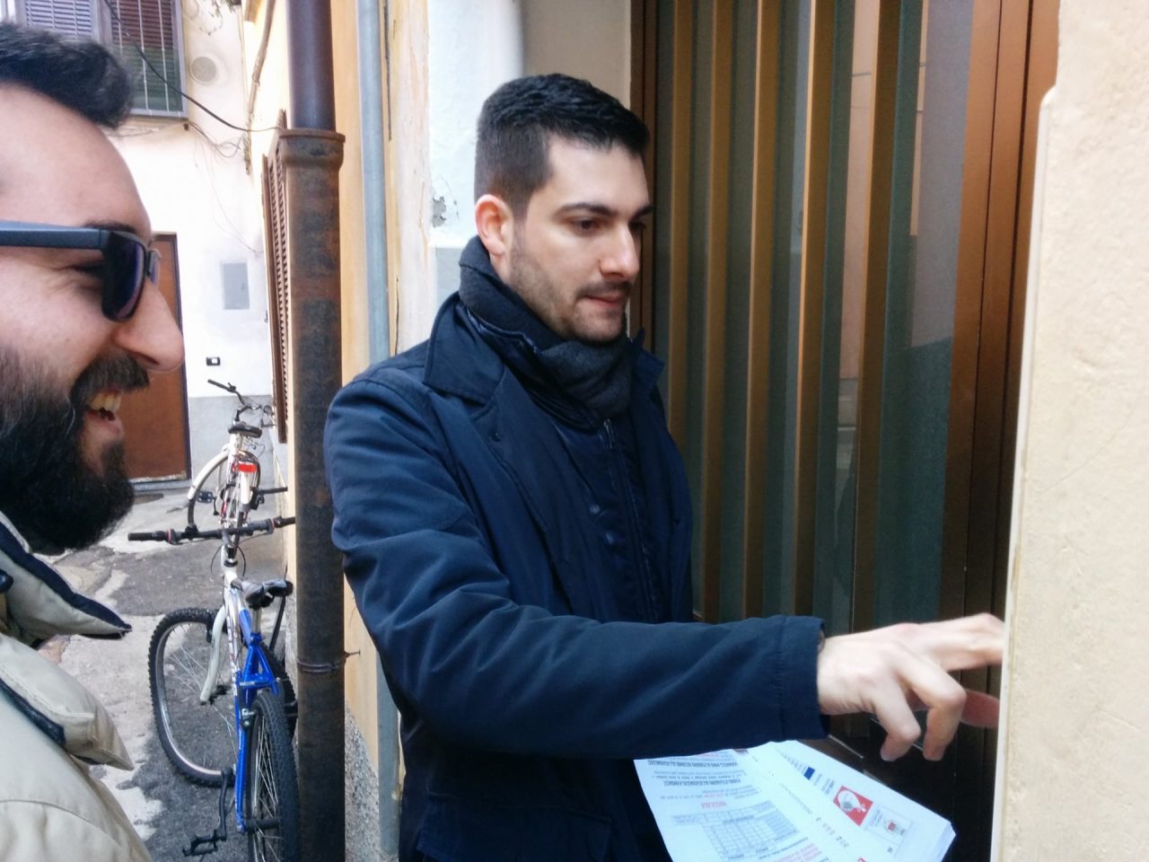 Raccolta differenziata: il sindaco “porta a porta” in via Garibaldi VIDEO