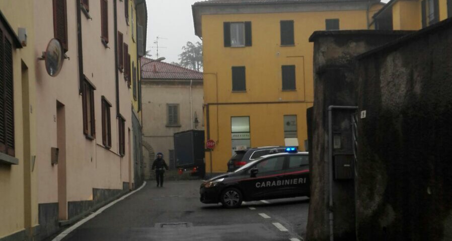 Camion incastrato a Renate strada bloccata