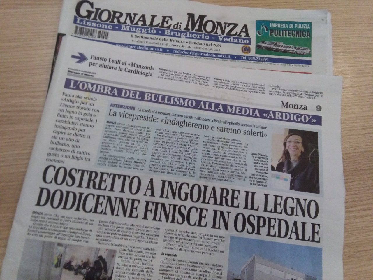 Compagno di classe gli infila un pezzo di legno in gola