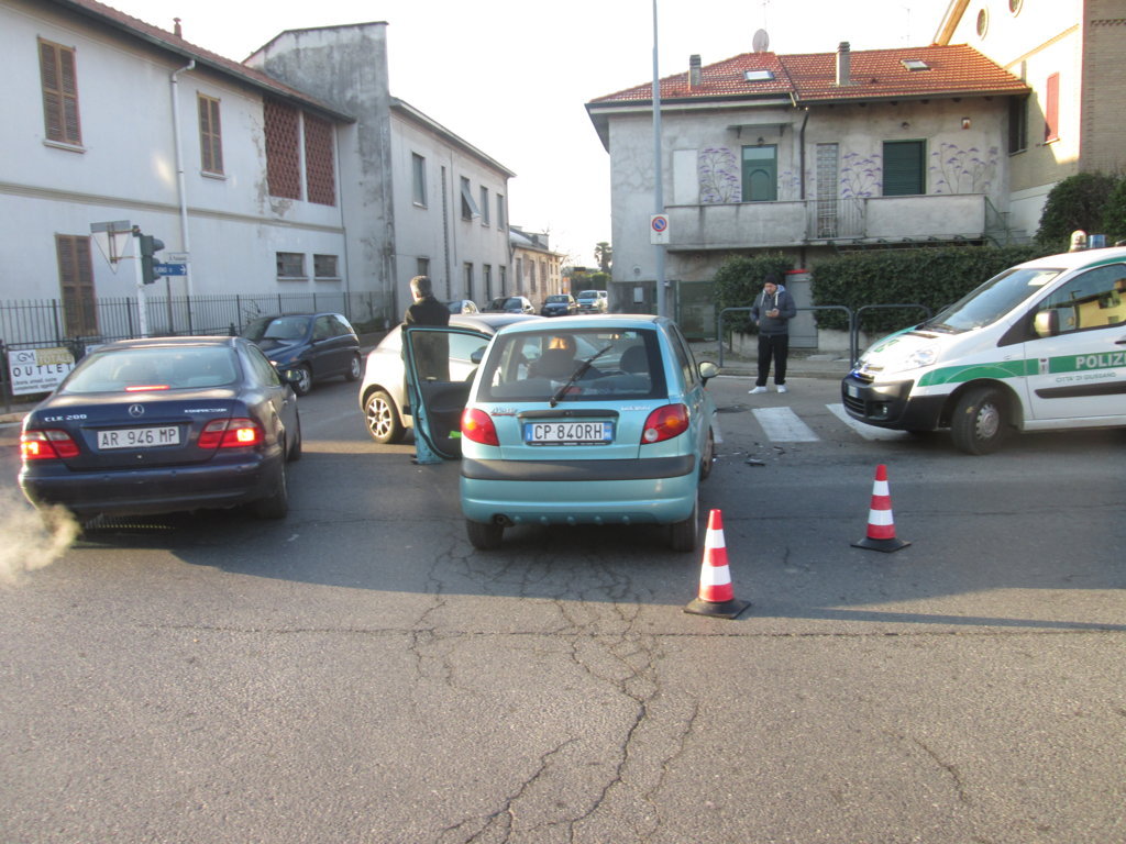 Incidente a Robbiano, frontale tra auto