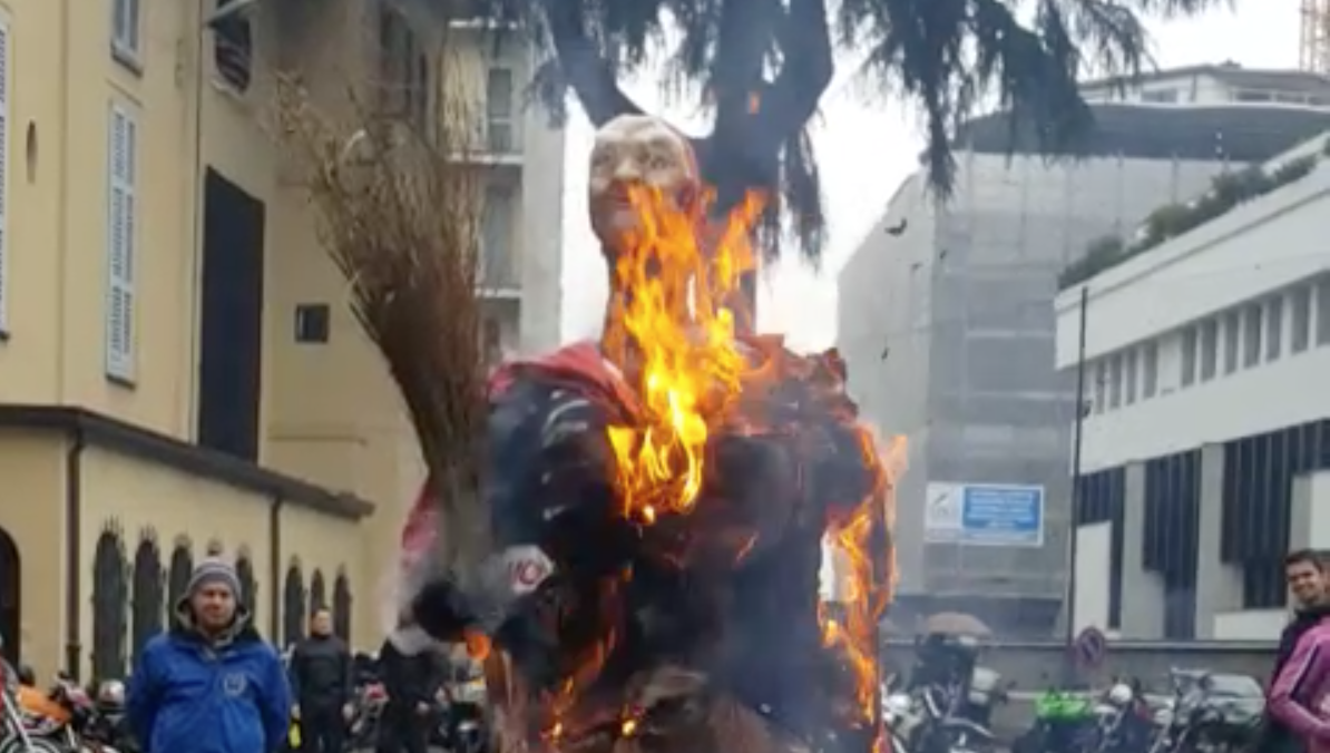 Incendio Befana la strega va a fuoco VIDEO