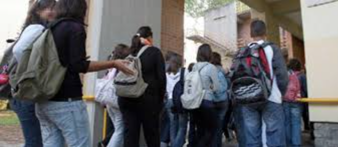Aggredisce una compagna di scuola nei guai un 18enne