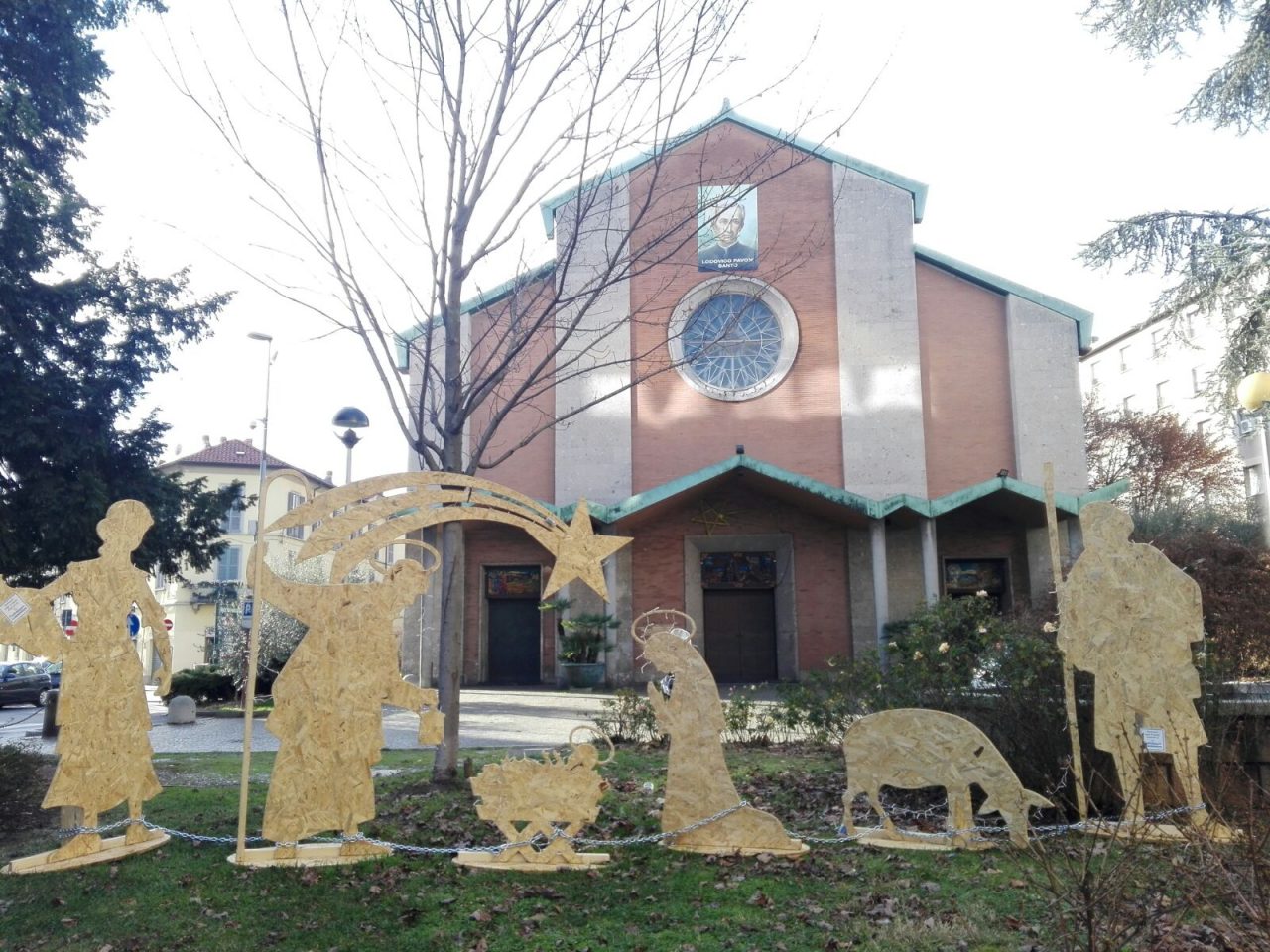 Presepe in catene in piazza Diaz LE FOTO