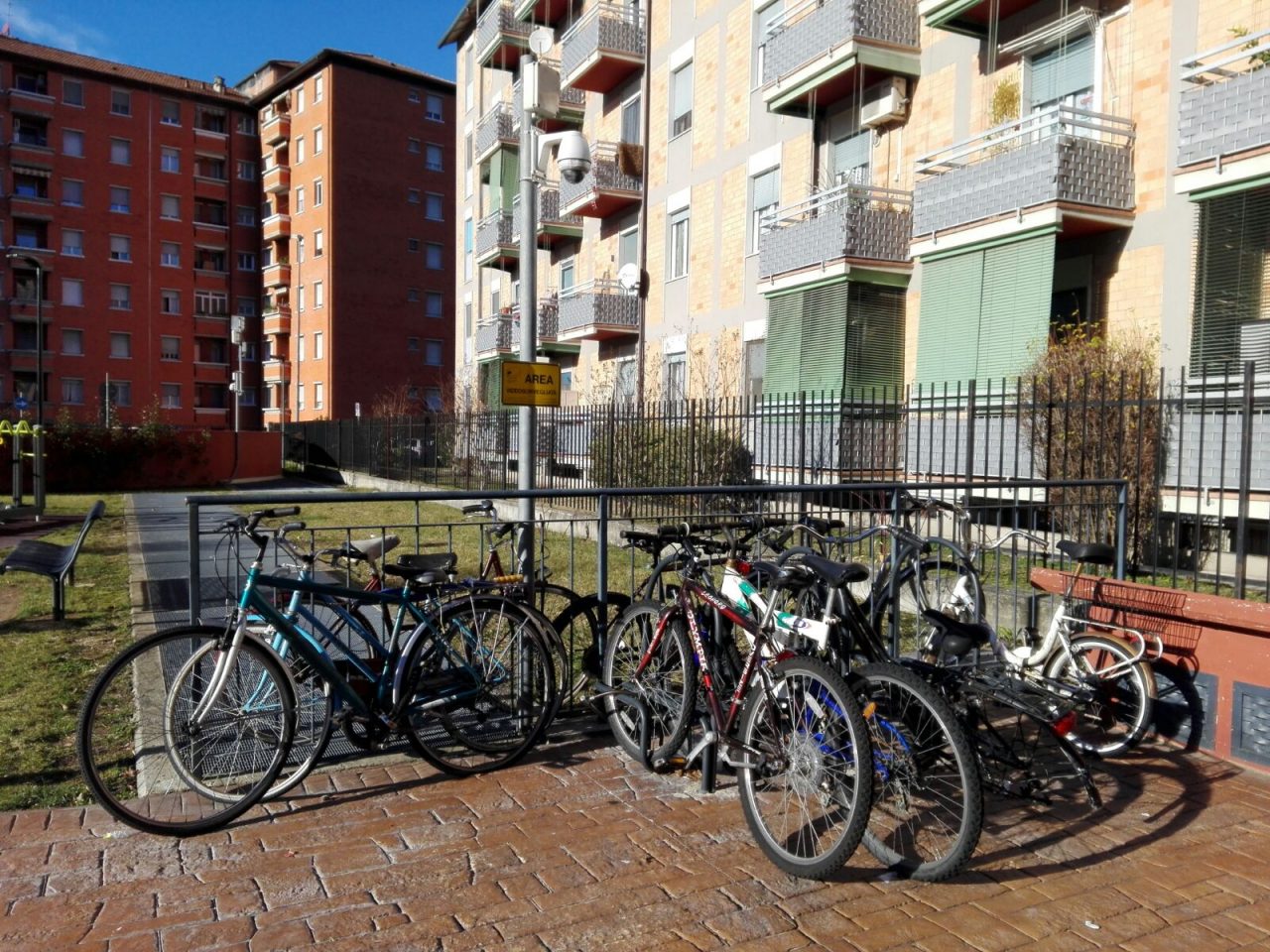 Parcheggio selvaggio biciclette a Cantalupo