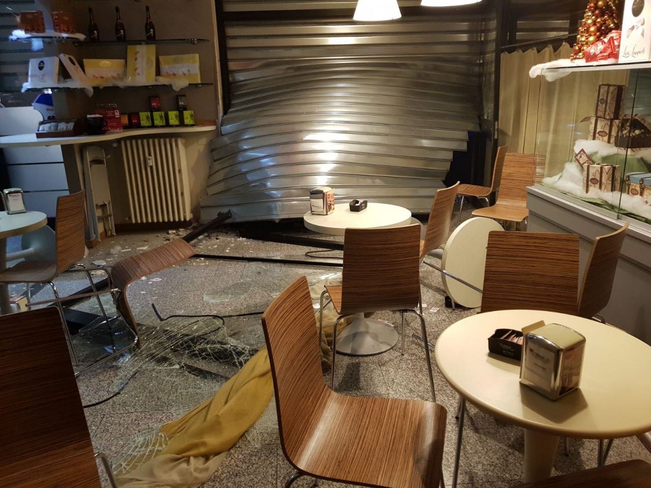 Incidente tra auto una finisce in pasticceria