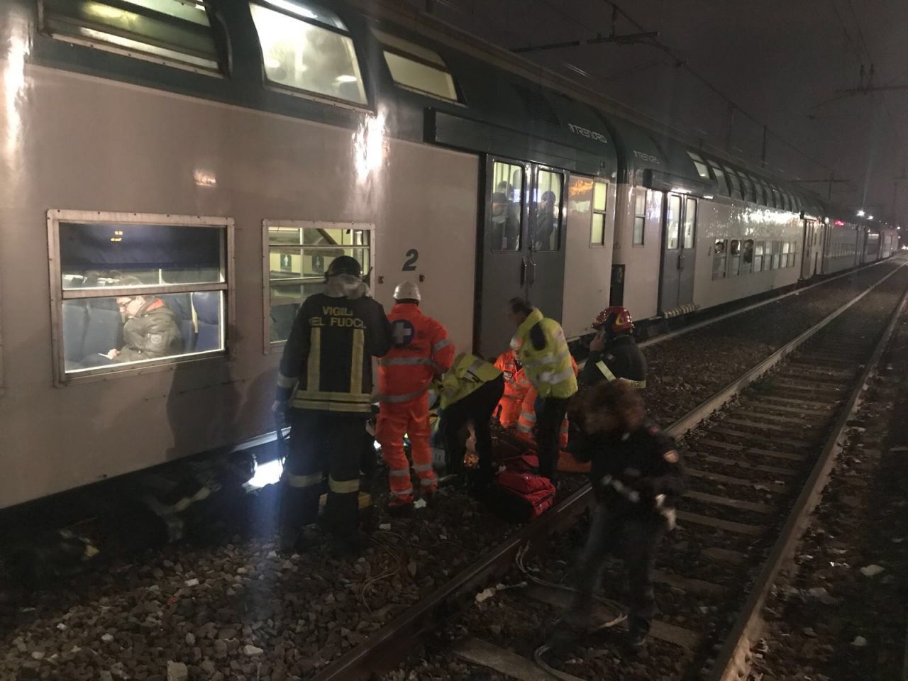 Travolto dal treno in stazione a Monza è ancora vivo RITARDI