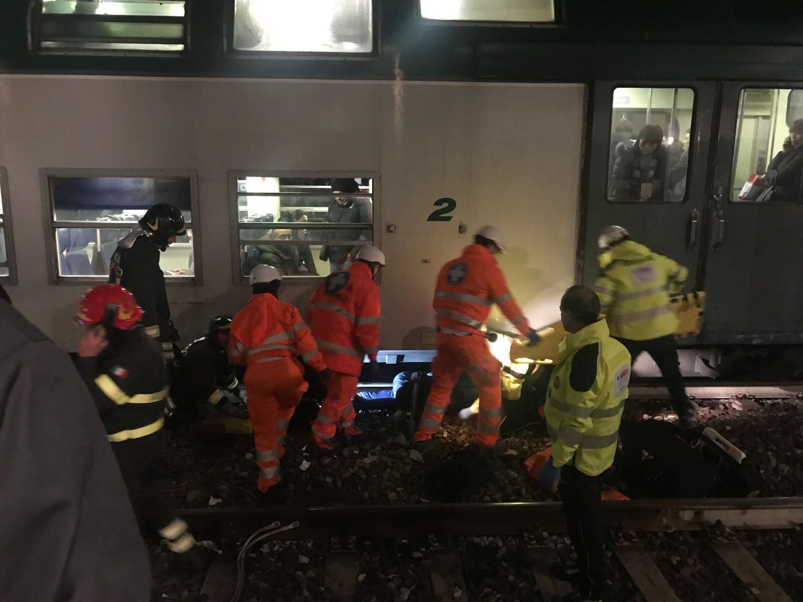 Travolto dal treno in stazione a Monza è ancora vivo RITARDI