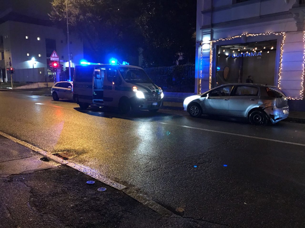 Tamponamento al semaforo ferita una 43enne