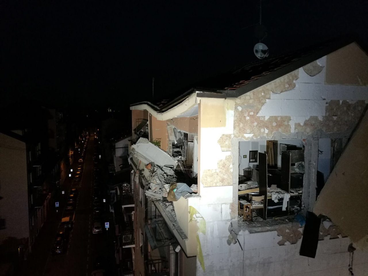 Fuga di gas, esplode palazzo a Sesto: sei feriti IMMAGINI