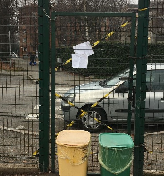 Vandali in azione se la prendono con le aree cani