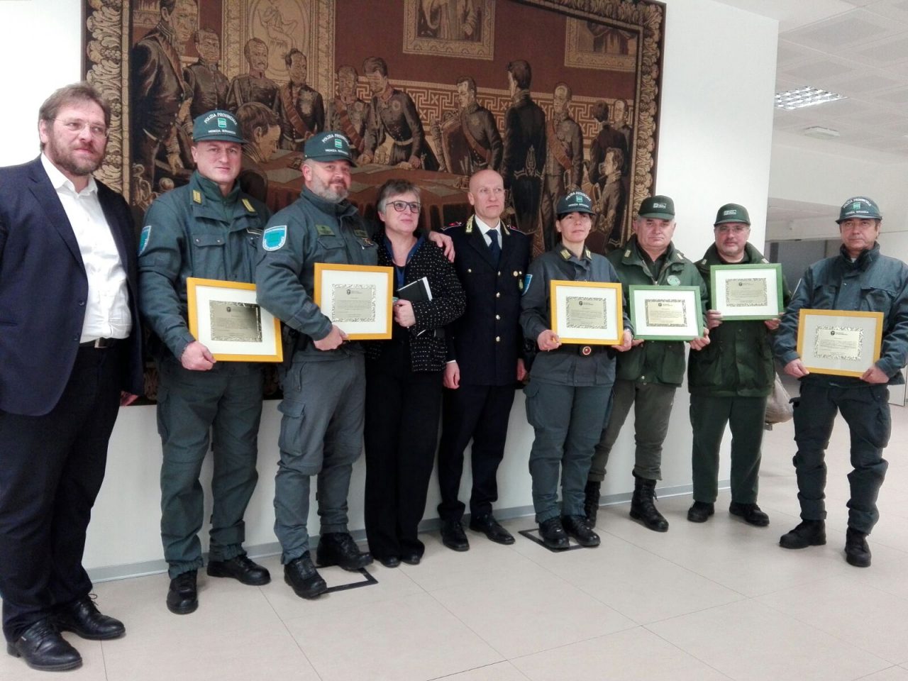 Poliziotti e Gev premiati in Provincia
