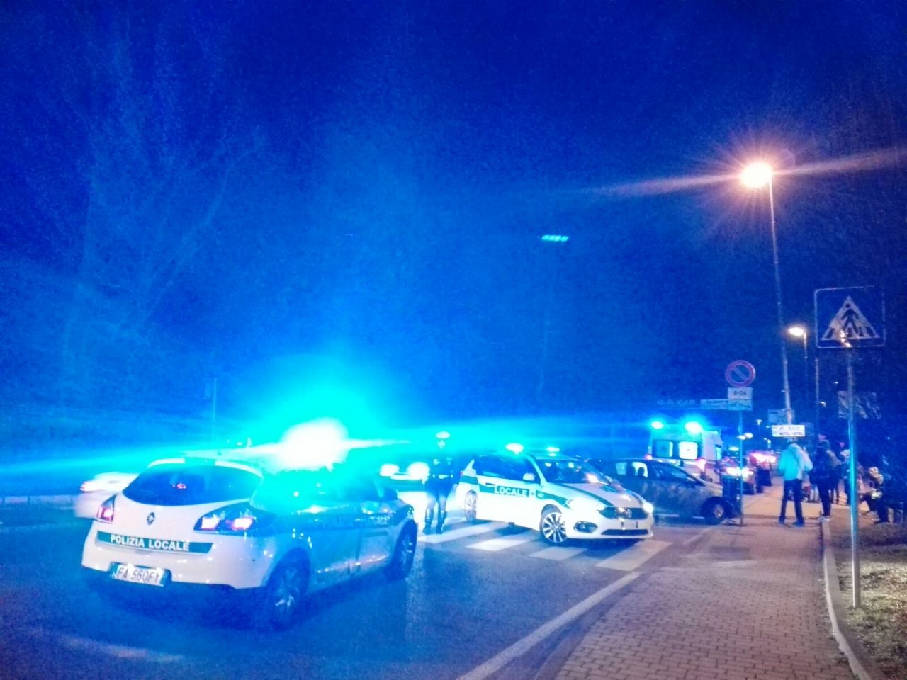 Scontro tra auto in via Lario due feriti FOTO