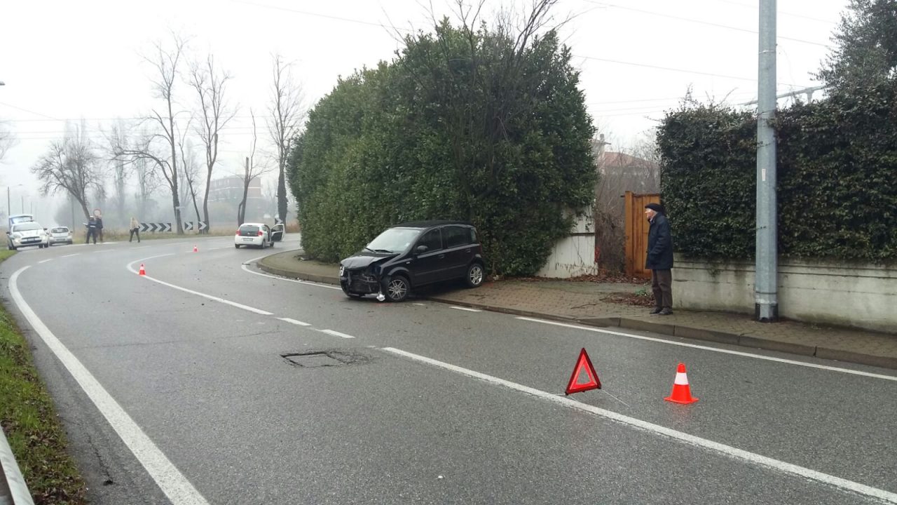 Scontro tra due auto a Macherio ferito un 53enne