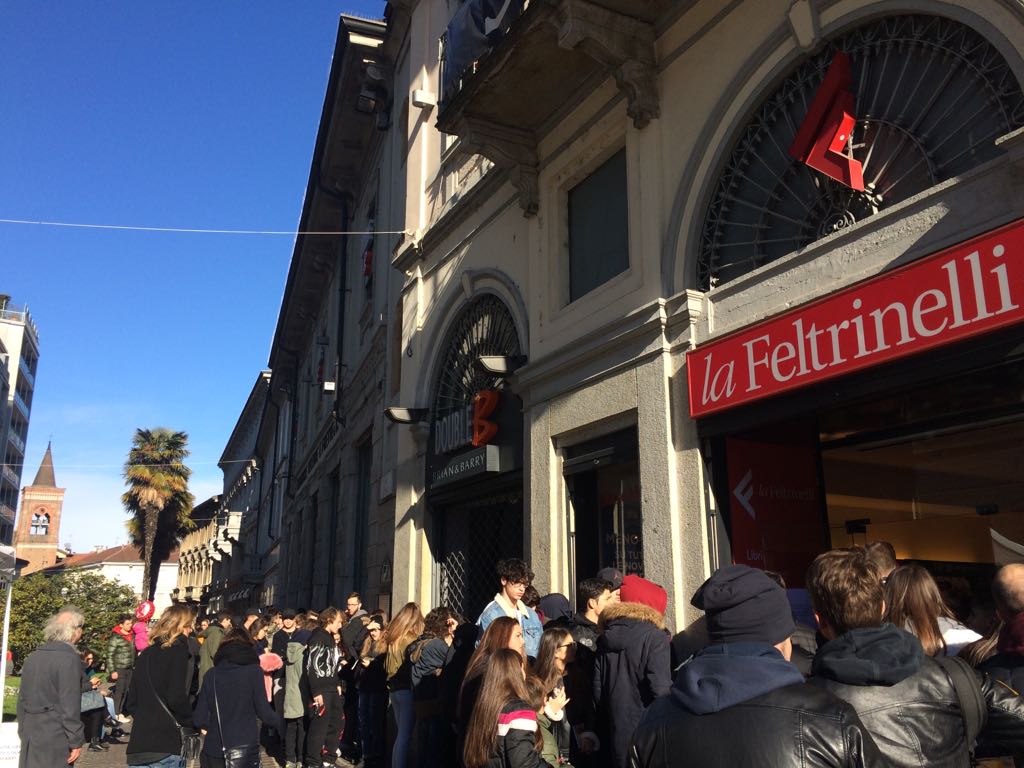 Fan in coda a Monza per Sfera Ebbasta