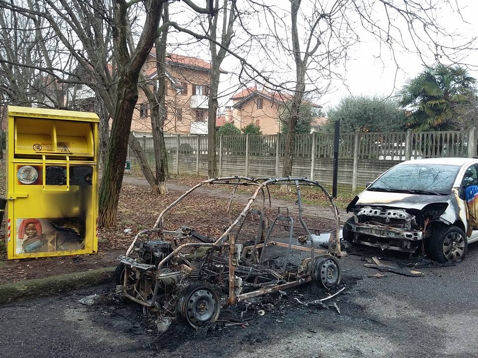 Auto ancora a fuoco a Cesano