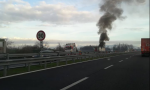 Lunghe code in Tangenziale Est per un camion a fuoco FOTO E VIDEO