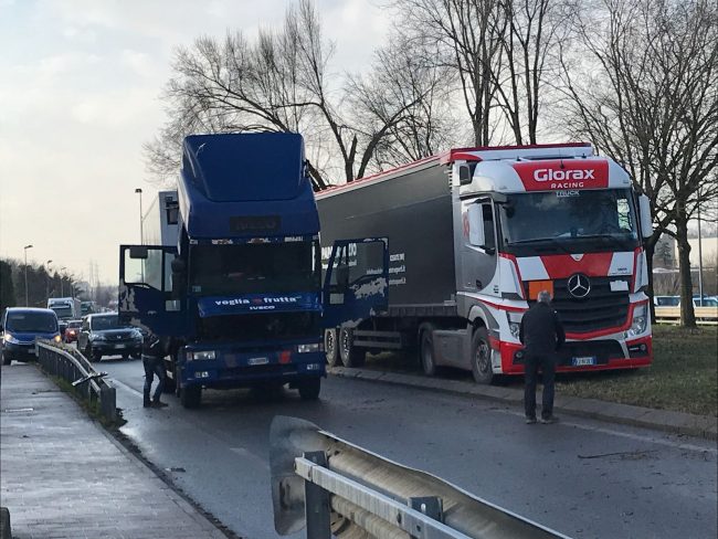 Camion in panne a Osnago, traffico in tilt in Brianza FOTO