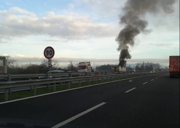 Lunghe code in Tangenziale Est per un camion a fuoco FOTO E VIDEO