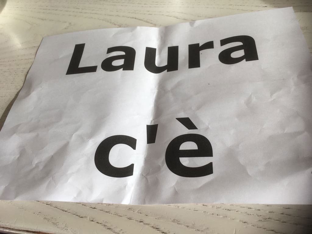 Auto tappezzate con la scritta “Laura c’è”: è mistero sull’autore
