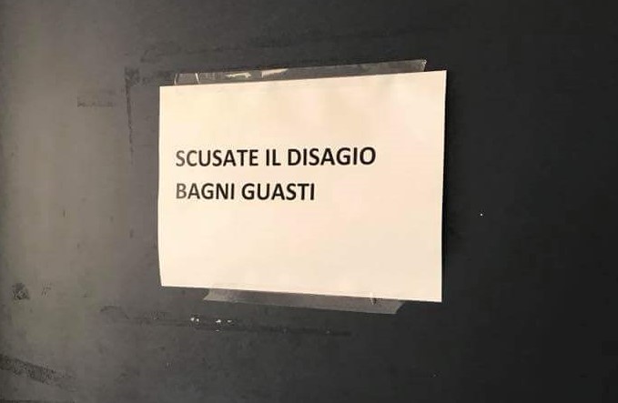 Al Cup bagni guasti, file “autogestite” e pagamenti solo in contanti