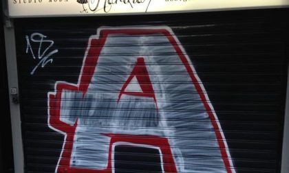 Writers vandalizzano il negozio